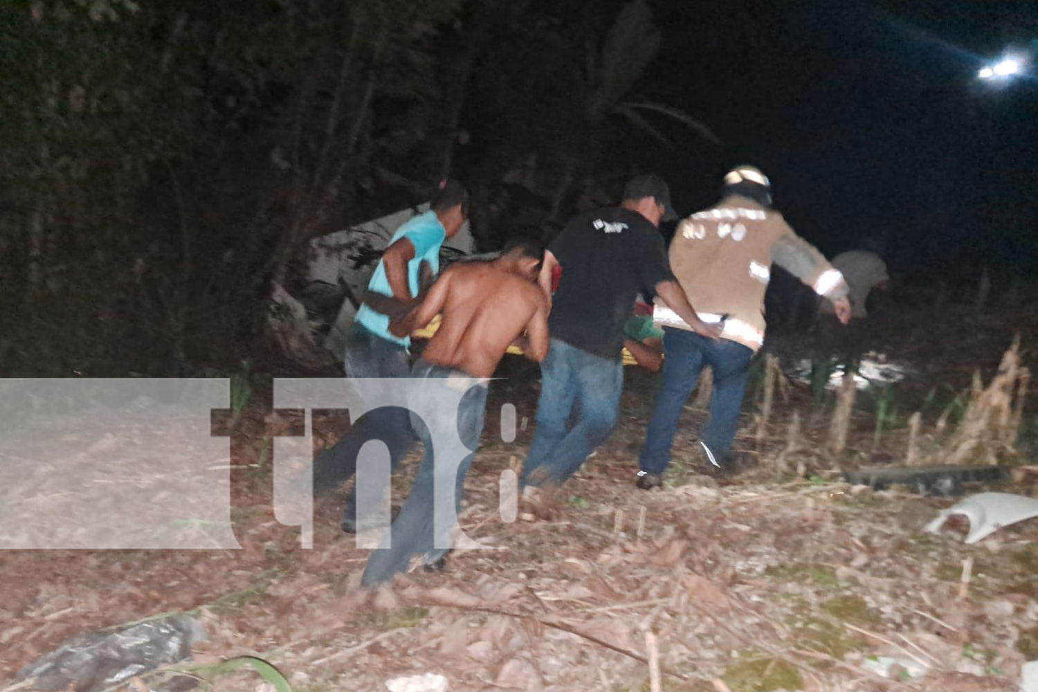 Foto: Accidente en Santa María de Pantasma: una cisterna cargada con 4,200 galones de combustible cayó a un abismo de 200 metros/TN8