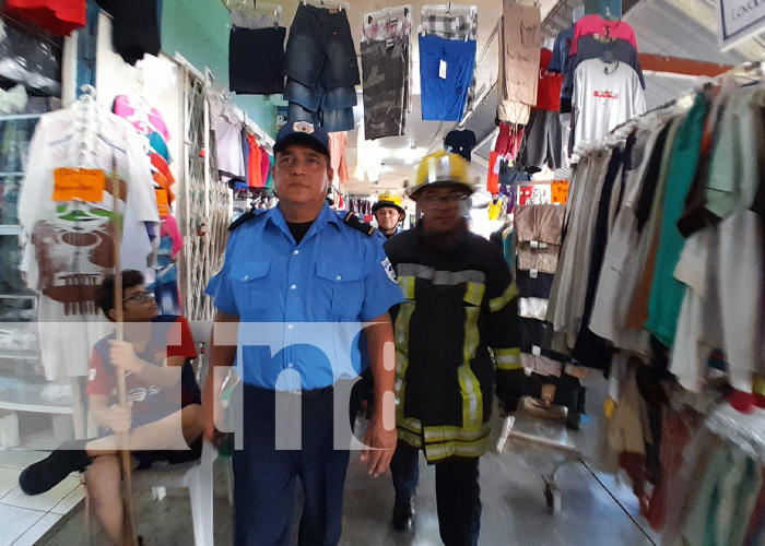 Foto: Bomberos inspeccionan el Mercado Roberto Huembes /cortesía