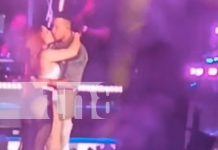 Foto: ¡Increíble! Romeo Santos descubrió a su fan Karly Fornos con un beso en pleno concierto en Managua. Un momento que quedará para la historia./TN8