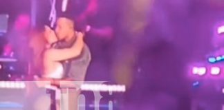 Foto: ¡Increíble! Romeo Santos descubrió a su fan Karly Fornos con un beso en pleno concierto en Managua. Un momento que quedará para la historia./TN8