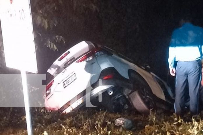 Foto: ¡Milagro en Granada! Conductor ebrio cae en un cauce en el barrio 