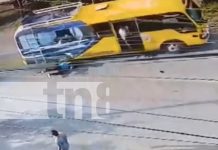 Foto: ¡Accidente que casi resulta fatal en Ciudad El Rama! Maestra fue golpeada por un microbús al intentar cruzar la carretera./TN8