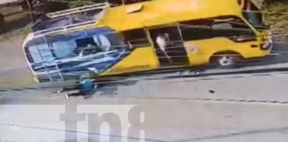 Foto: ¡Accidente que casi resulta fatal en Ciudad El Rama! Maestra fue golpeada por un microbús al intentar cruzar la carretera./TN8