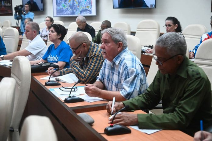 Foto: El Consejo Nacional de Defensa de Cuba analiza los daños tras huracán Rafael / Cortesía