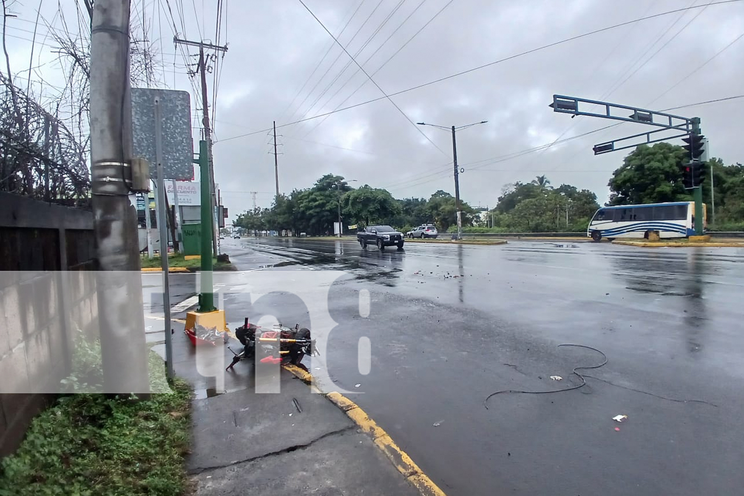 Foto: Conductor se pasa la roja y dejo grave a un motociclista en carretera a Masaya / TN8