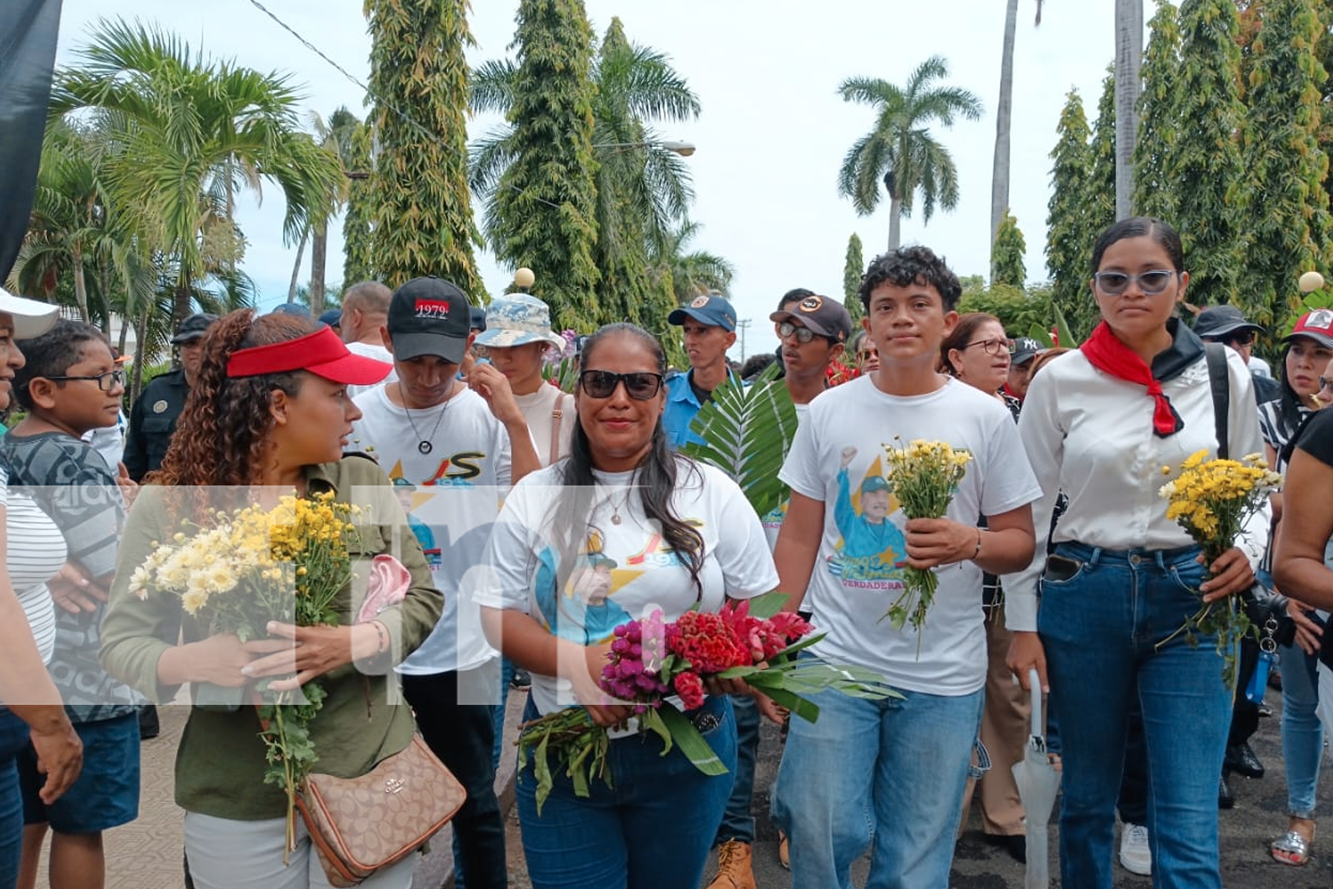 Foto: depositan ofrendas florales en las tumbas de los héroes/TN8