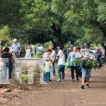 Foto: Familias nicaragüenses se acercan a los cementerios de la ciudad/TN8