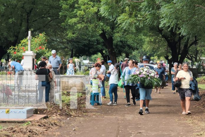 Foto: Familias nicaragüenses se acercan a los cementerios de la ciudad/TN8