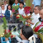 Foto: depositan ofrendas florales en las tumbas de los héroes/TN8