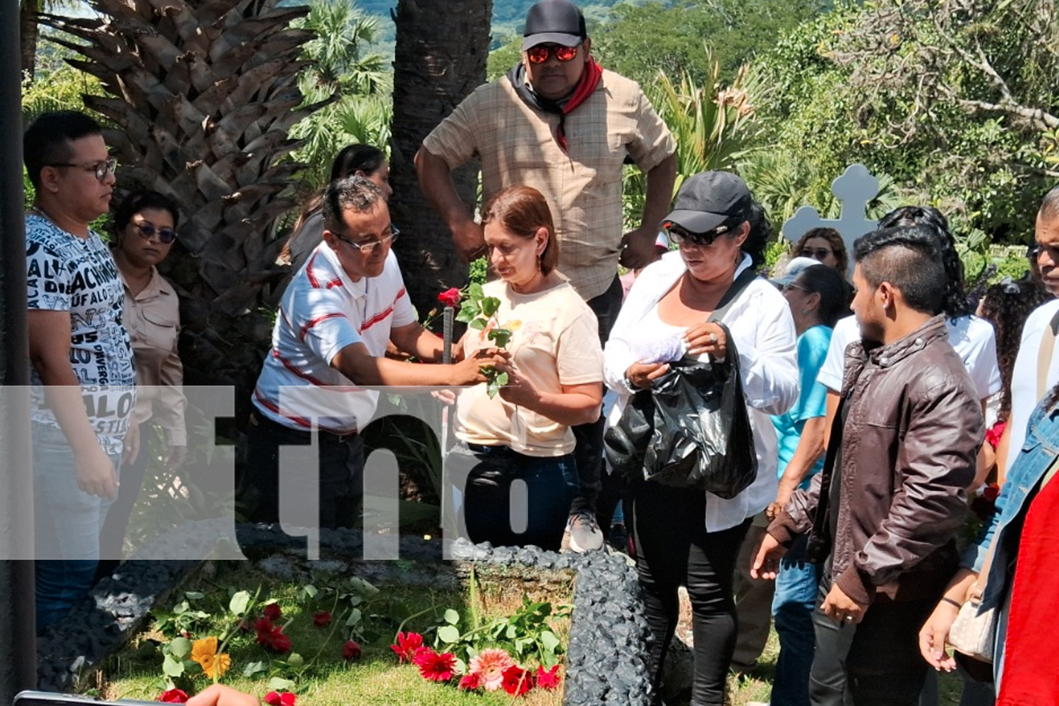 Foto: depositan ofrendas florales en las tumbas de los héroes/TN8