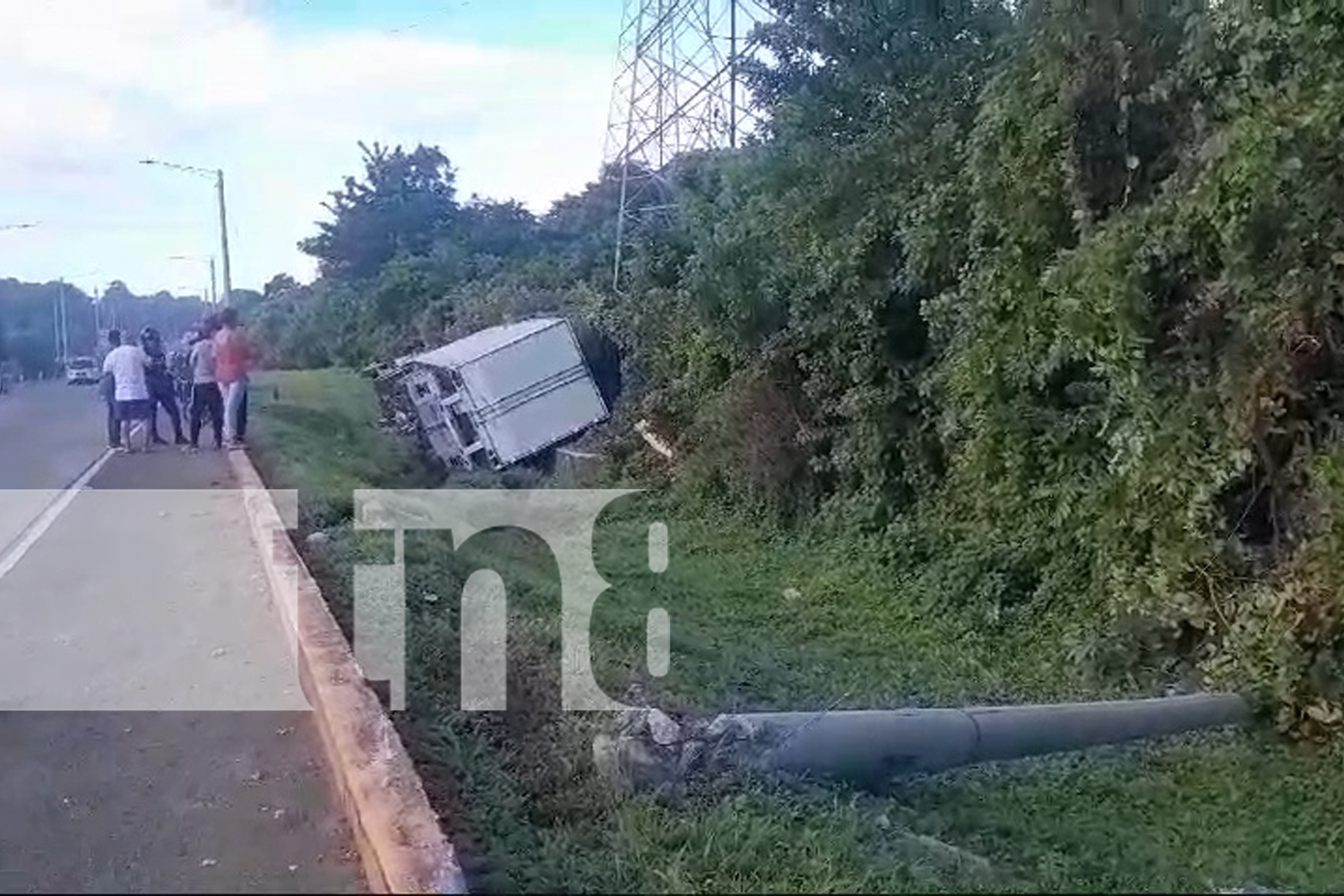 Foto: Aparatoso accidente en Rotonda de Las Flores /TN8