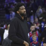 Joel Embiid intercambia palabras con periodista en Filadelfia