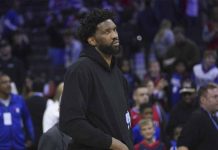 Joel Embiid intercambia palabras con periodista en Filadelfia