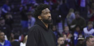 Joel Embiid intercambia palabras con periodista en Filadelfia