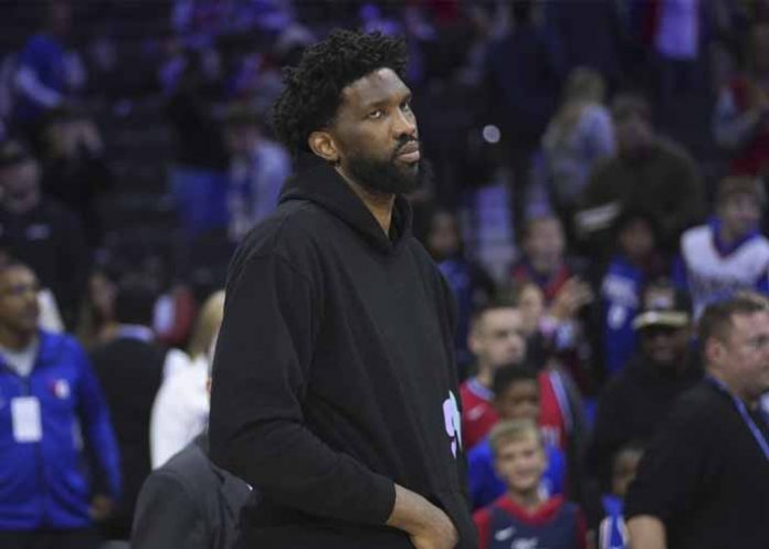 Joel Embiid intercambia palabras con periodista en Filadelfia