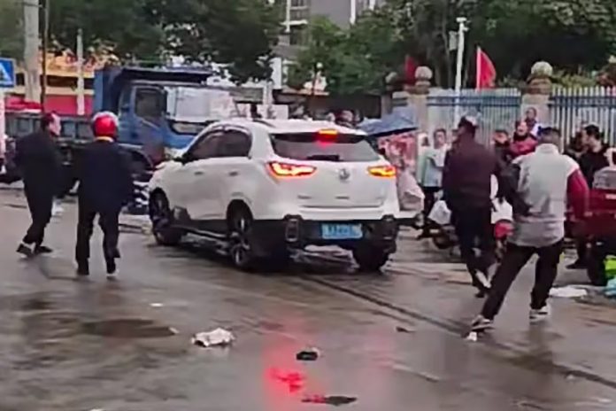 Foto: Hombre detenido tras chocar auto frente a una escuela en China