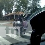 Foto: Infracción y estupidez humana de un motociclista en Managua / TN8