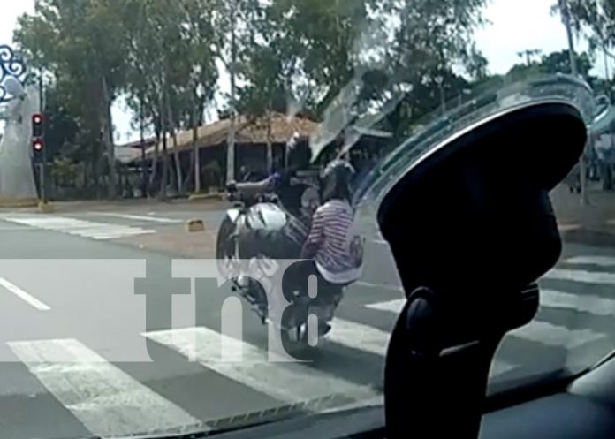 Foto: Infracción y estupidez humana de un motociclista en Managua / TN8