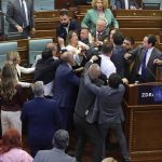 Foto: Se arma un "bochinche" en pleno Parlamento de Serbia (VIDEO) /Cortesía