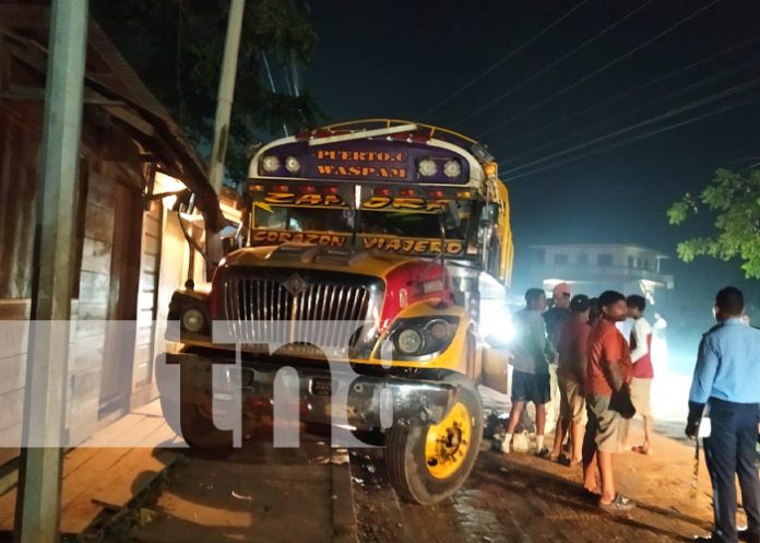 Foto: Aparatoso choque de tránsito en el barrio Loma Verde, Bilwi / TN8