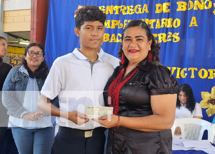 Foto: Entrega de bonos de bachiller en Nicaragua / TN8