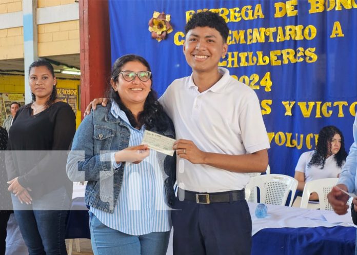 Foto: Entrega de bonos de bachiller en Nicaragua / TN8