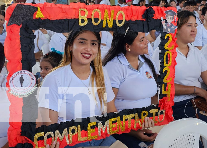 Foto: Entrega de bonos de bachiller en Nicaragua / TN8