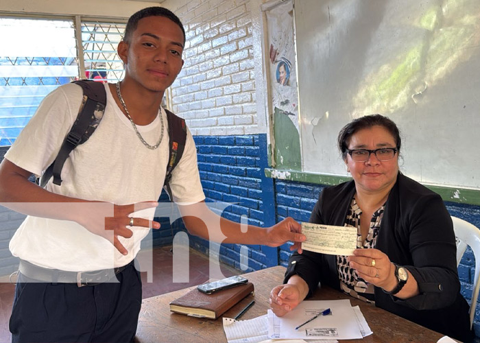 Foto: Entrega de bonos a bachilleres de Jalapa / TN8