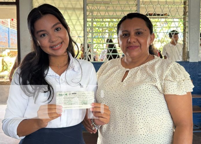 Foto: Entrega de bonos a bachilleres de Jalapa / TN8