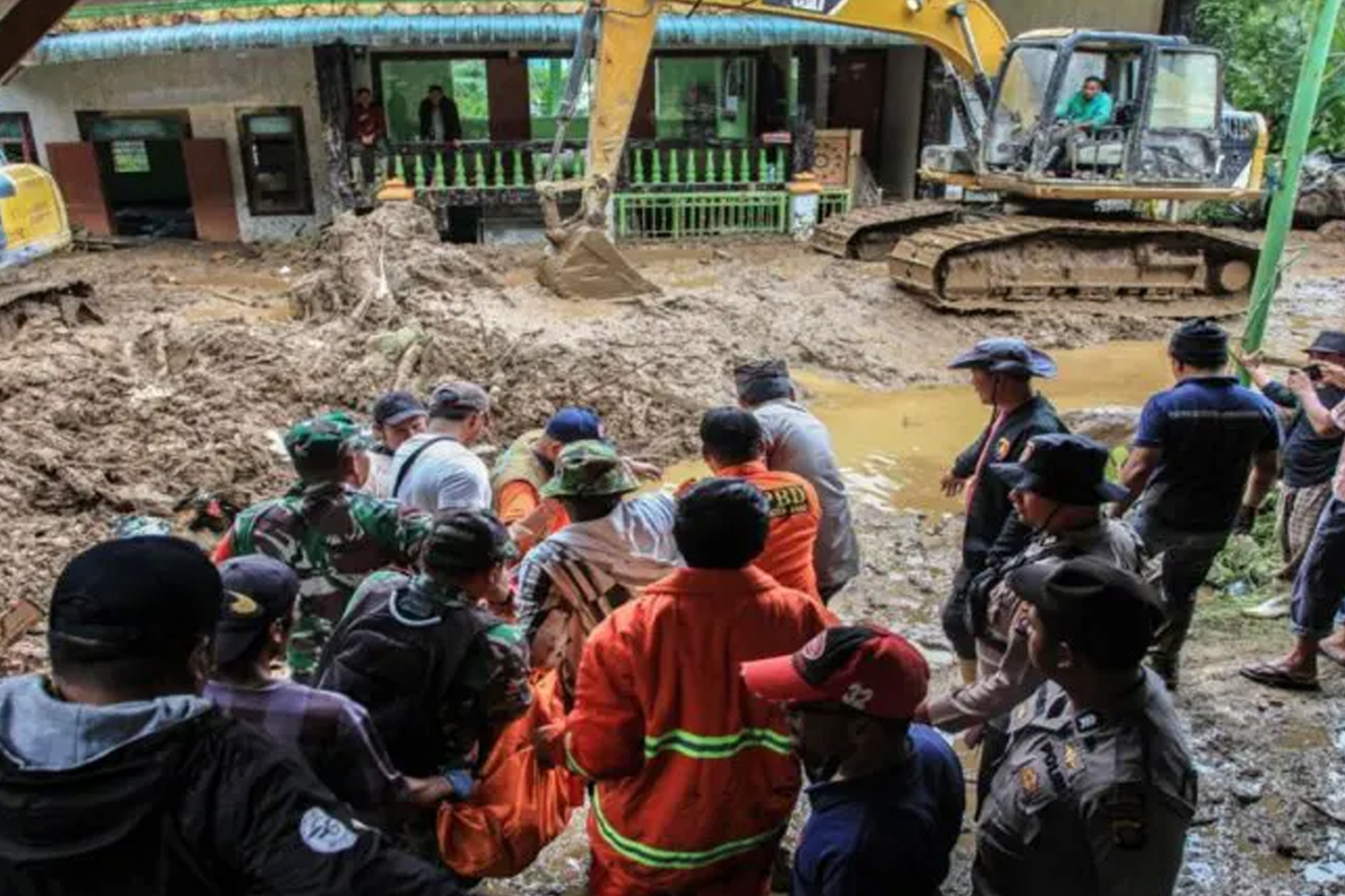 Foto: 20 muertos por deslizamientos de tierra en Indonesia /Cortesía