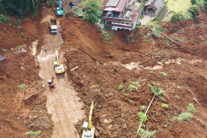 Foto: 20 muertos por deslizamientos de tierra en Indonesia /Cortesía