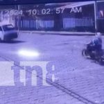 Foto: Motociclista se salva de morir al casi chocar con un vehículo en Managua / TN8