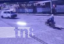 Foto: Motociclista se salva de morir al casi chocar con un vehículo en Managua / TN8