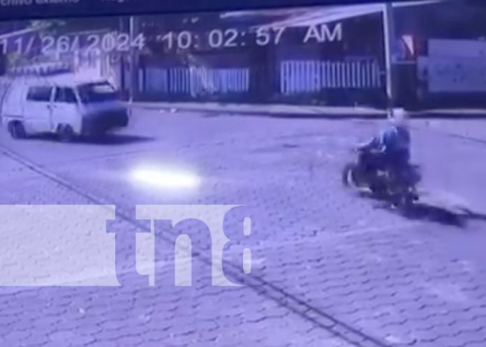 Foto: Motociclista se salva de morir al casi chocar con un vehículo en Managua / TN8