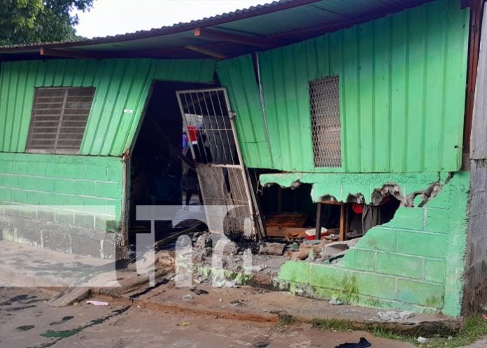 Foto: Camión se estrella con una vivienda en San Luis / TN8