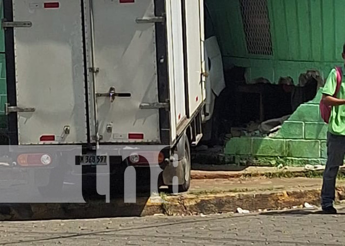 Foto: Camión se estrella con una vivienda en San Luis / TN8