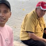 Foto: La Juan Pablo apoyando a un abuelo en Managua / TN8