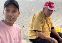 Foto: La Juan Pablo apoyando a un abuelo en Managua / TN8