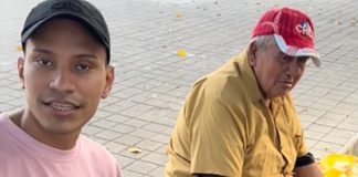 Foto: La Juan Pablo apoyando a un abuelo en Managua / TN8