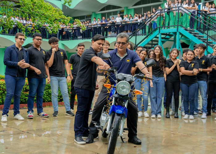 Foto: Regalan una moto a profesor del Colegio Loyola, en Managua, Nicaragua / TN8