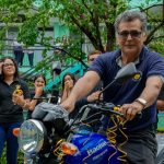 Foto: Regalan una moto a profesor del Colegio Loyola, en Managua, Nicaragua / TN8