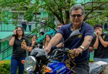 Foto: Regalan una moto a profesor del Colegio Loyola, en Managua, Nicaragua / TN8