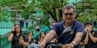 Foto: Regalan una moto a profesor del Colegio Loyola, en Managua, Nicaragua / TN8