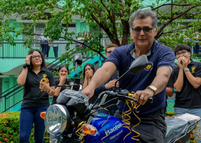 Foto: Regalan una moto a profesor del Colegio Loyola, en Managua, Nicaragua / TN8