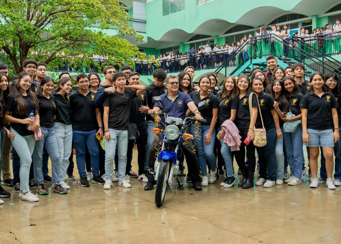 Foto: Regalan una moto a profesor del Colegio Loyola, en Managua, Nicaragua / TN8