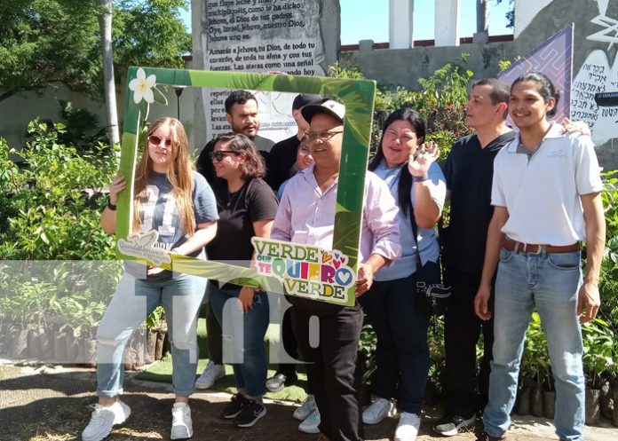 Foto: Jóvenes cristianos de Nicaragua en labores de limpieza en Plaza La Biblia / TN8