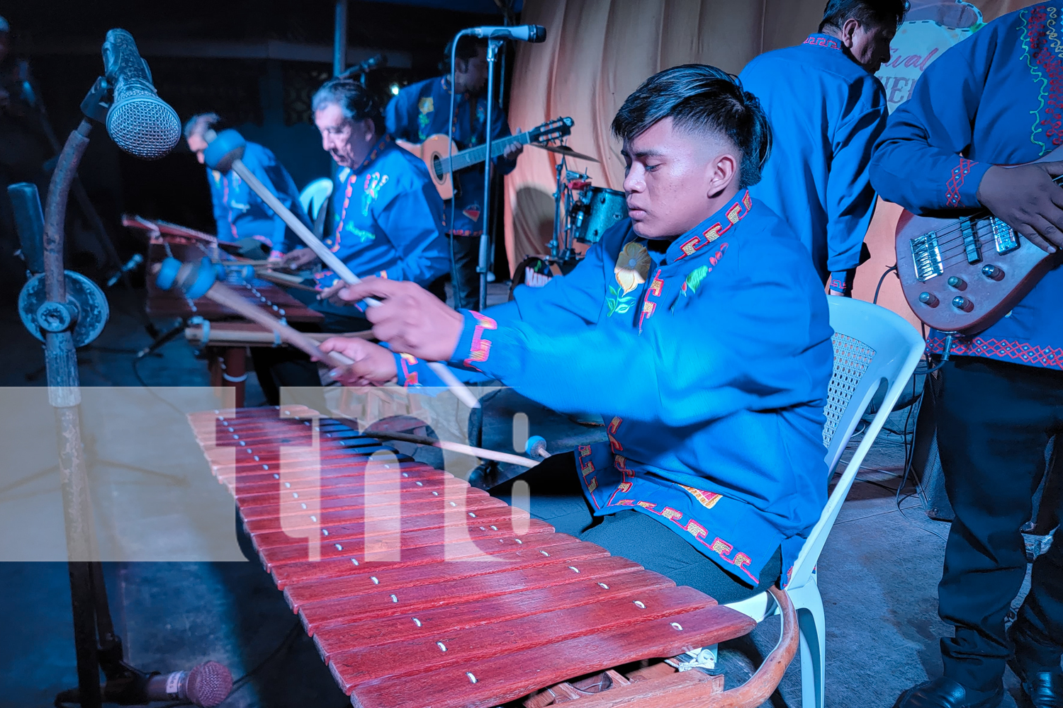 Foto: Tecolostote celebró su noche cultural navideña con marimba, danza y villancicos en un ambiente lleno de paz y tradición. /TN8