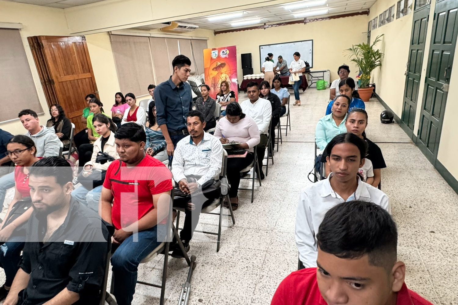 Foto: ¡Excelencia en Juigalpa! Estudiantes del CUR UNA reciben reconocimiento por su destacado desempeño académico./TN8