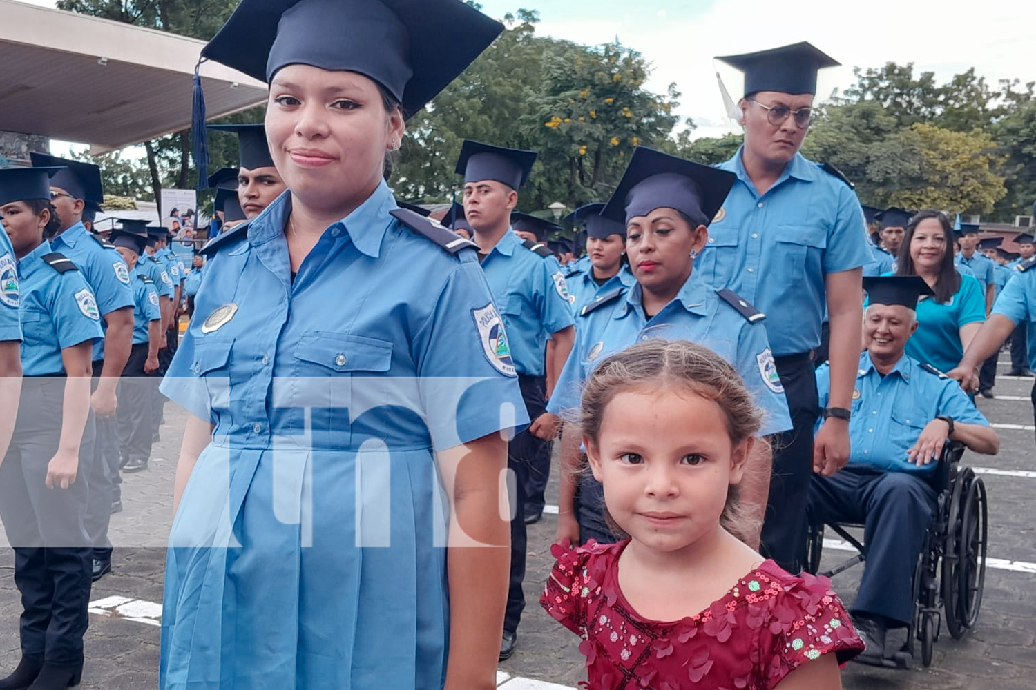 Foto:¡Nunca es tarde para aprender! Jorge Juárez Ríos, policía de 15 años de servicio, culmina su bachillerato y da ejemplo de superación./TN8