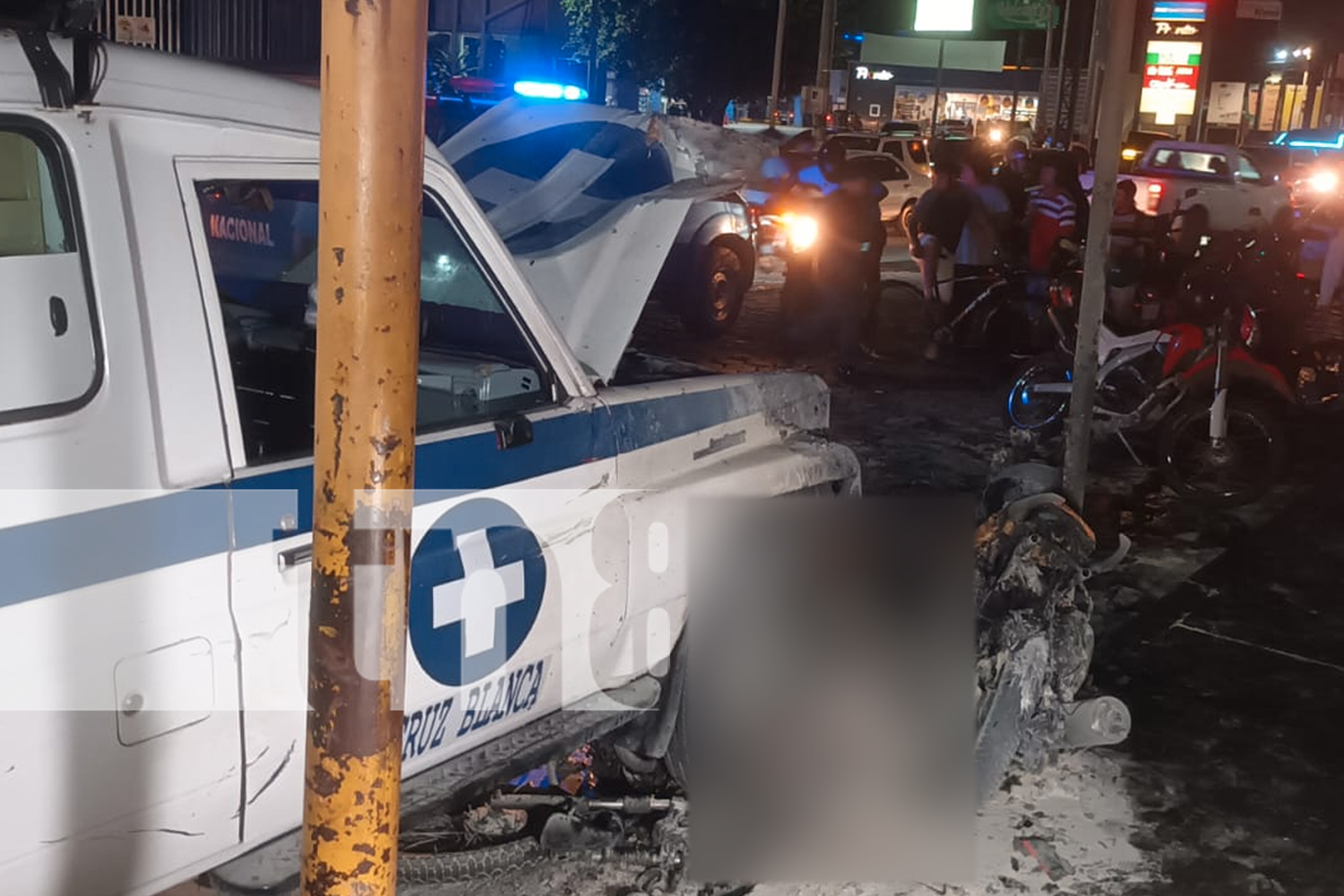 Foto: Choque fatal: Ambulancia colisiona con motocicletas en Villa Vulgaria, Managua El conductor murió calcinado y la acompañante/TN8